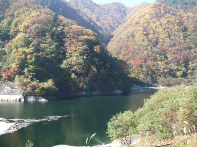 紅葉スポット片桐ダム