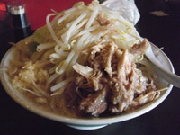 ボリューム満点「麺とび　六方」