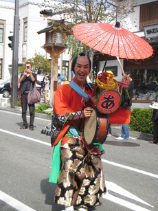 チンドン屋さんもやって来た