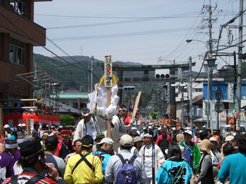 諏訪大社　下社　里曳き祭２日目。