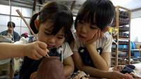 松代焼の陶芸体験に６歳と３歳の姉妹が挑戦！（長野市松代）