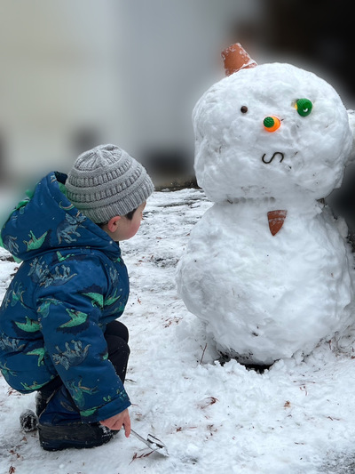 息子と雪だるま