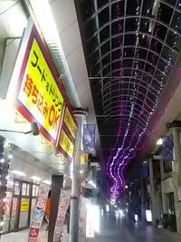 権堂アーケード街のイルミネーション／２４年３月１６日午後９時頃