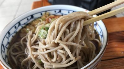 長野駅の駅そば「蕎麦処しなの」（６・７番ホーム）