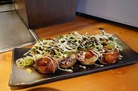 九条ネギかけたこ焼き　ネギと粉　200222
