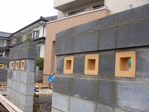 只今工事中！歩道に面した塀
