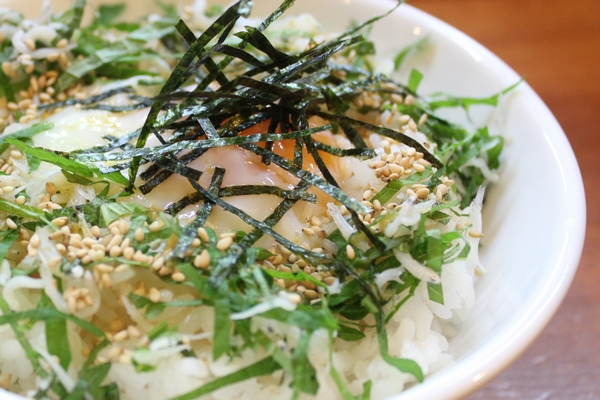 上田らあめんはち　とろーり温玉のせしらす丼