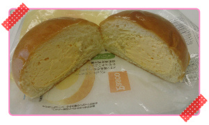 クリームを食べる牛乳パン〝メロンホイップクリーム”　
