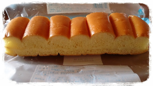クリームを食べる牛乳パン〝メロンホイップクリーム”　