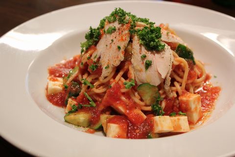 冷たいメニュー：チキンとモツァレラの冷製パスタ