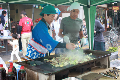 母袋創一市長が作る美味だれ焼きそば パパママフェスタに登場！