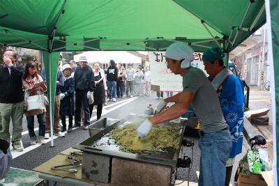 母袋創一市長が作る美味だれ焼きそば パパママフェスタに登場！