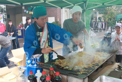 母袋創一市長が作る美味だれ焼きそば パパママフェスタに登場！