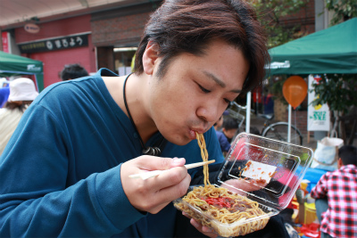 母袋創一市長が作る美味だれ焼きそば パパママフェスタに登場！
