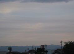 影絵のように美しい夕景（レンズ雲）