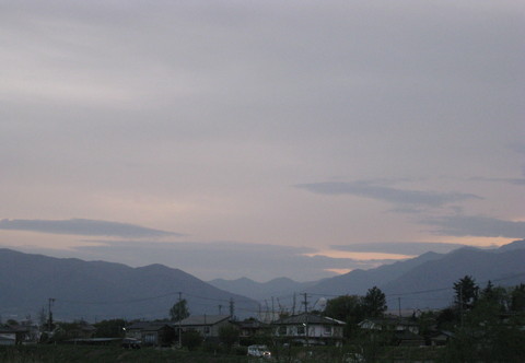 影絵のように美しい夕景（レンズ雲）
