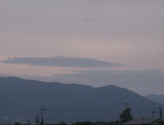 影絵のように美しい夕景（レンズ雲）