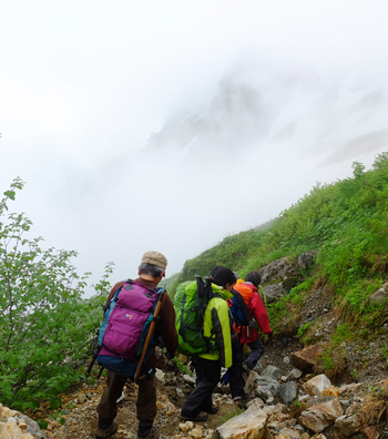 雨と霧の白馬三山縦走登山