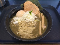 煮干しらーめん専門店晴で煮干し濃度濃いめ味玉らーめん追い煮干し