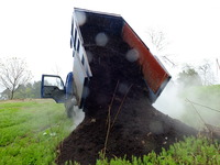 雨降り仕事に堆肥運搬